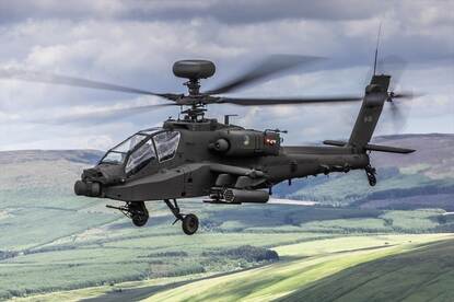 Een Apache gevechtshelikopter in de lucht