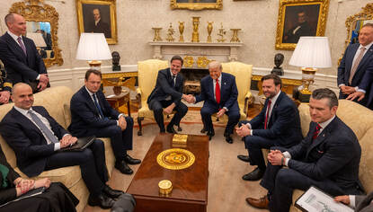 De Amerikaanse president Trump en NAVO-chef Rutte schudden de hand. Andere politici kijken toe.