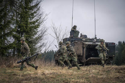 Militairen van de C-compagnie stijgen uit een CV90 tijdens een oefening.