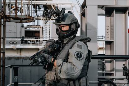 een operator met zijn wapen in een tactische positie voor de borst.