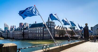 wapperende NAVO-vlaggen in Den Haag