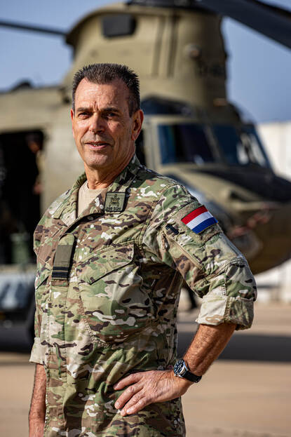 Een portretfoto van Hoofd Onderhoud bij 298 Squadron eerste luitenant Arthur.