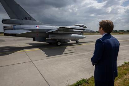 De minister ziet een F-16 voorbij rijden