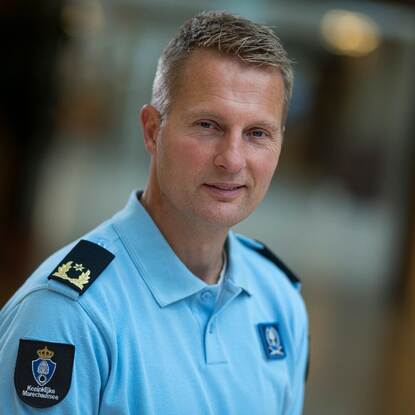 Links een portretfoto van generaal Pieters in uniform, rechts het LTC-gebouw