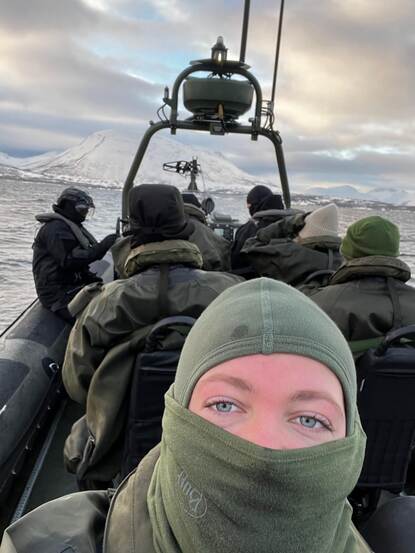 Merel op een boot in Noorwegen met mariniers.