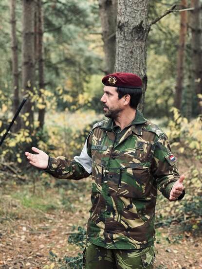 Sergeant-majoor Marnix Kaspers in uniform en met rode baret tijdens een oefening.