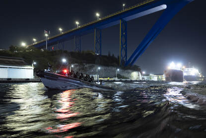 FRISC met CURMIL-militairen vaart over het water.