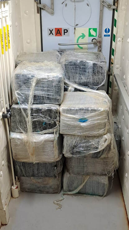 Een stapel met drugspakketten.