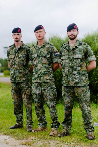 Groepsfoto van de mariniers-1 Yoeri, Max en Kris.