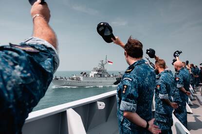 De scheepsbemanning wuift een korvet van de Indonesische marine uit.