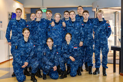 KLTZ (LD) Pauline Handgraaf-Blok te midden van een groep leerlingen.