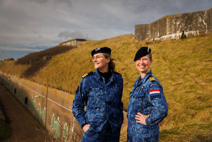 Links Janet Sijtsma en rechts Marlies Bouwmeester in uniform voor het oude Fort Erfprins.