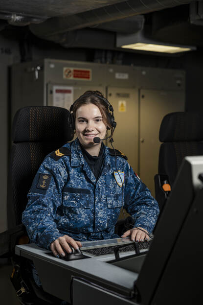 Korporaal ODOPS Sayenna op haar werkplek in de Commandocentrale.