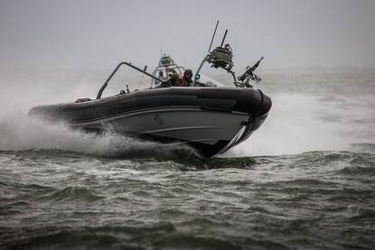 Een FRISC vaart met flinke snelheid over het water.