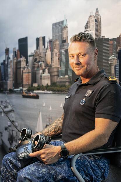 Adjudant TD Pieter Heemskerk, zittend met VR-bril en controllers in zijn handen.