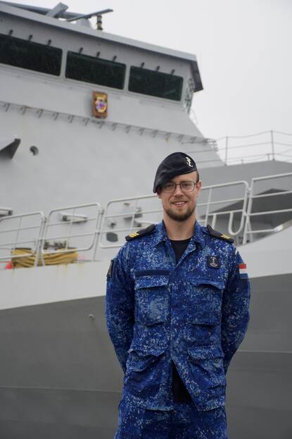 Sergeant ODOPS Bart, de docent voor Zr.Ms. De Ruyter.