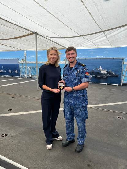 Defensieminister Kajsa Ollongrene en Rowan poserend met de ‘coin’.