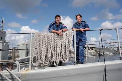 Sandra en Rowan poserend op de boeg van Zr.Ms. Schiedam.