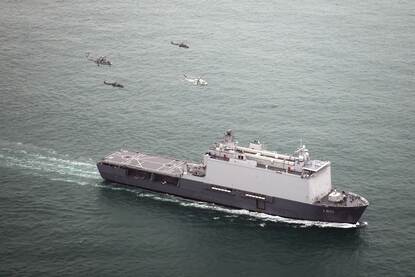 Zr.Ms. Johan de Witt op volle zee met 4 helikopters erboven.