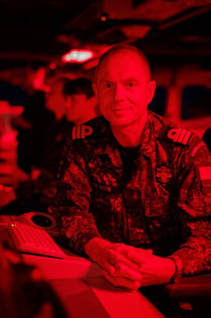 KLTZ Sjors ter Veen, commandant van Zr.Ms. Van Amstel, bij donker licht in de Commandocentrale.