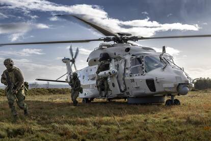 NH90 op de grond en foto door de deur in de lucht.