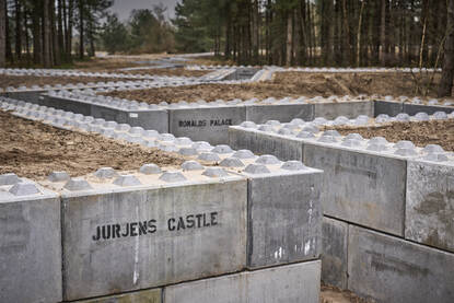 Overzicht van loopgravenstelsel met teksten Jurjens Castle en Ronalds Palace.