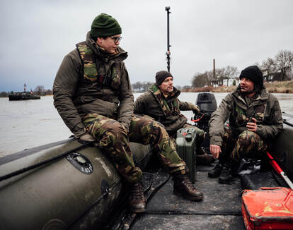 105 Geniecompagnie Waterbouw helpt Rijkswaterstaat in Maastricht uit de brand.