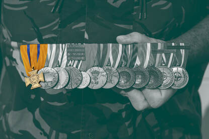 Een rij aan opgemaakte medailles