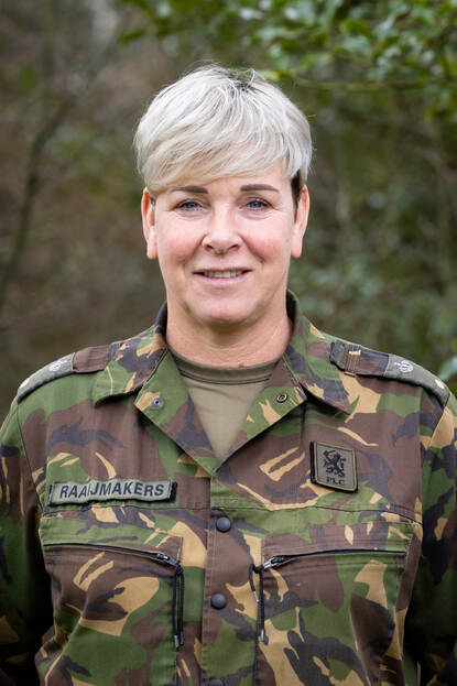 Adjudant Dianne Raaijmakers kijkt in de camera.