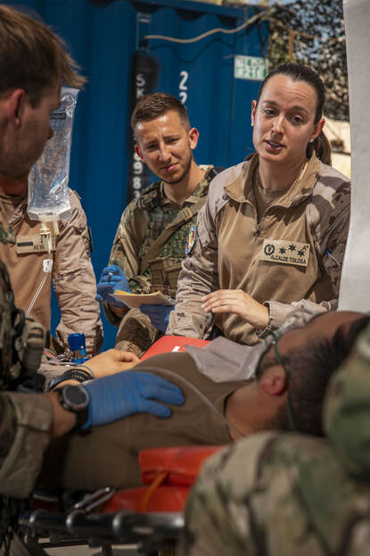 Nederlandse en Spaanse militairen in Irak.