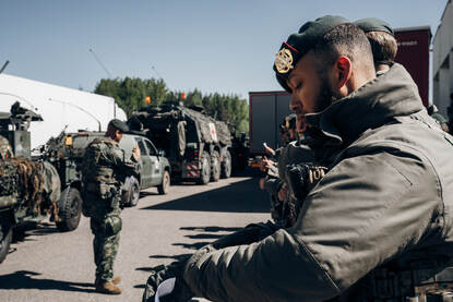 Militairen bereiden zich voor tijdens oefening Grand Quadriga.