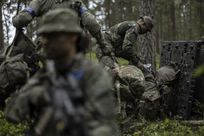 De Fennek verruilen voor – volledig omgehangen - de benenwagen, gebeurt in dit werk uiteraard ook regelmatig.