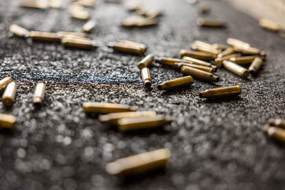 Wapens en kogels op een schietbaan.