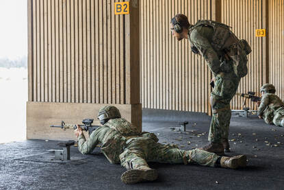 Militairen staan op de schietbaan