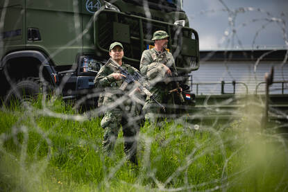 Twee militairen op wacht.