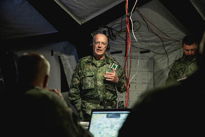 Een generaal en een pantservoertuig.