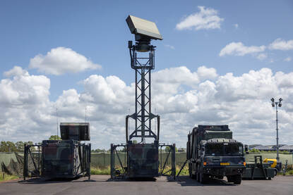 De twee radarsystemen die het luchtruim scannen.