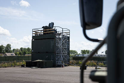 De twee radarsystemen die het luchtruim scannen.