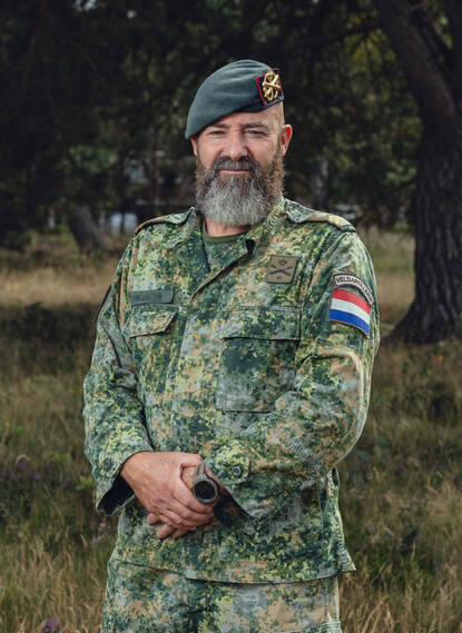 Portretfoto van Bart in gevechtspak.
