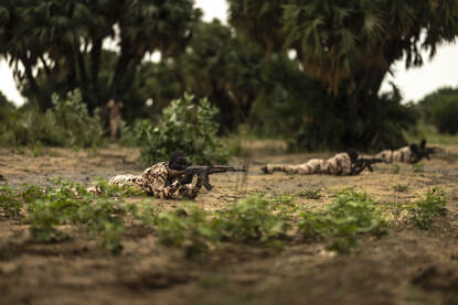Militairen in het klaslokaal en militairen tijdens contact drills.
