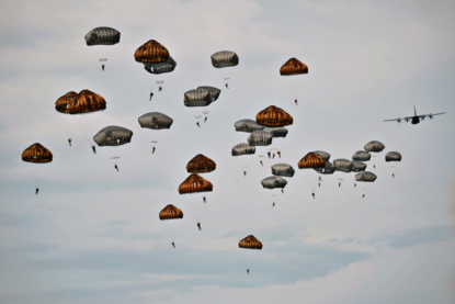 Parachutisten in de lucht.