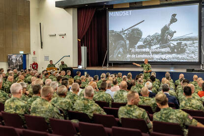 C-LAS spreekt zijn personeel toe.