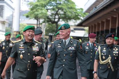 Generaal Swillens met een collega-generaal uit de Indo-Pacific.