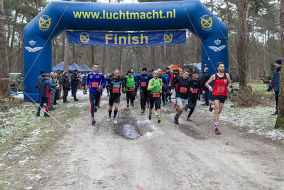 De deelnemers aan de sportcompetitie van de luchtmacht voor het jaar 2024 rennen over de startlijn.