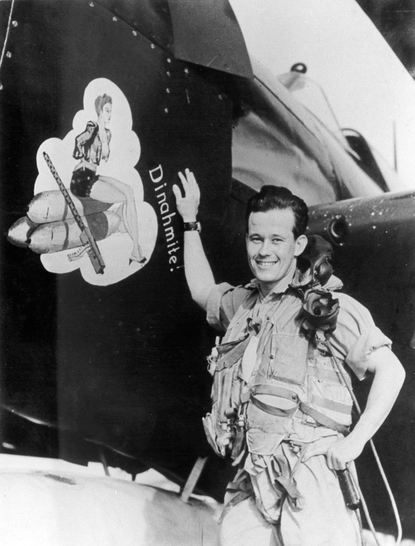 Bert Boon von Ochssée voor zijn F6F Hellcat.