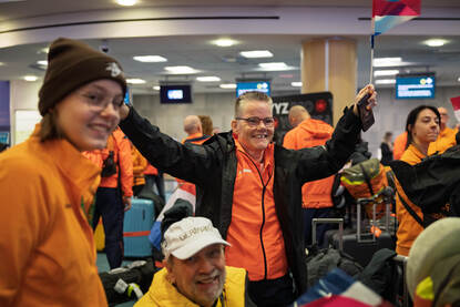 Korporaal Lien traint op een roeiapparaat.