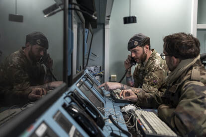 Nederlandse, Britse, Italiaanse en Amerikaanse militairen aan het werk namens DACCC.