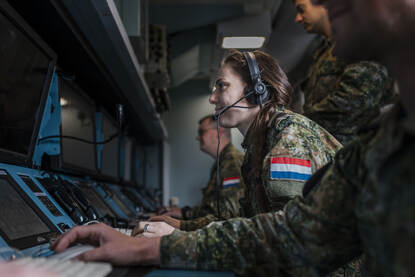 Nederlandse, Britse, Italiaanse en Amerikaanse militairen aan het werk namens DACCC.