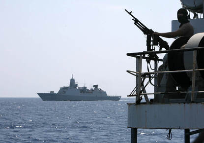 Foto links: portretfoto van Martijn in desert tenue. Foto links: oefening met diverse hulpdiensten in Jordanië.