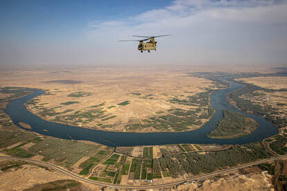 Links: Een Chinook vliegt boven een rivier. Rechts: Een Chinook vliegt boven een groot meer.